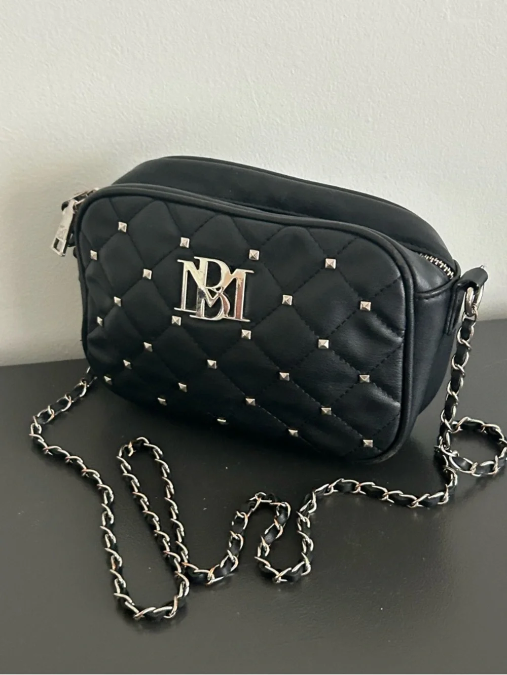 B. Makowsky Black Leather Crossbody Shoulder Bag Silver Hardware chain Strap